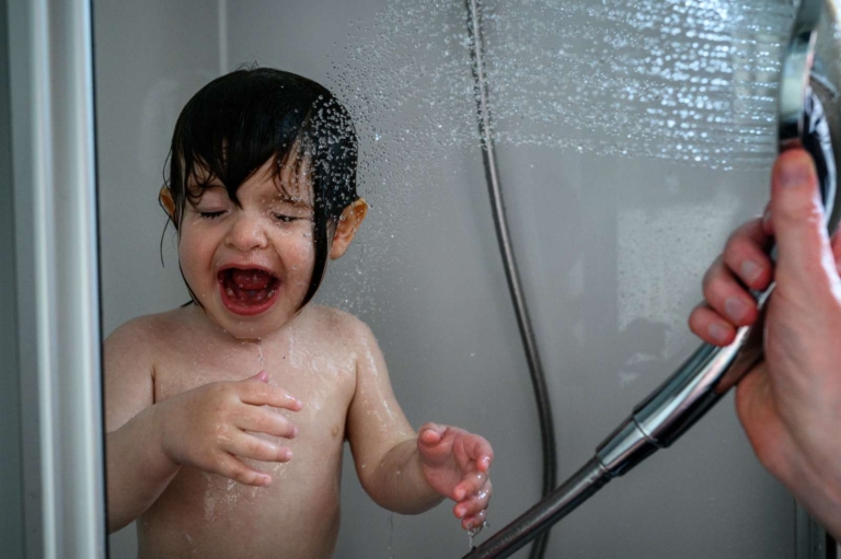 Lekker genoten in de douche, water gespuugd rond, volwassen hand houdt van douchekop enorm.